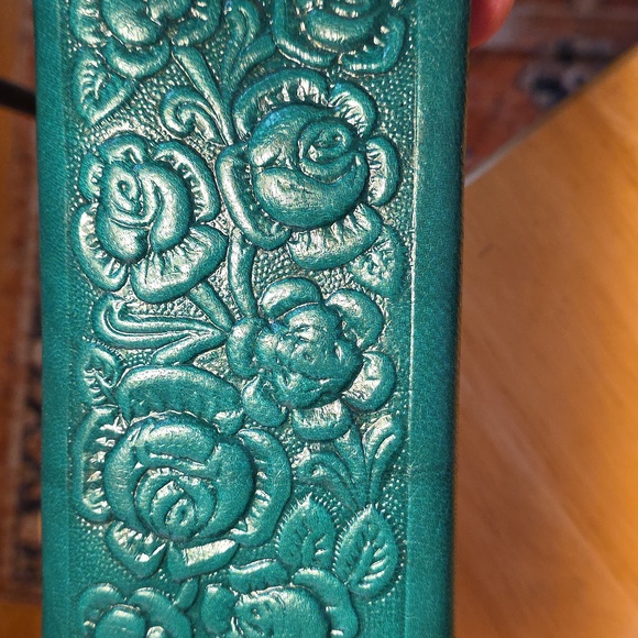 Vintage Handmade Vibrant Green Floral Embossed Wallet - Picture 14 of 15
